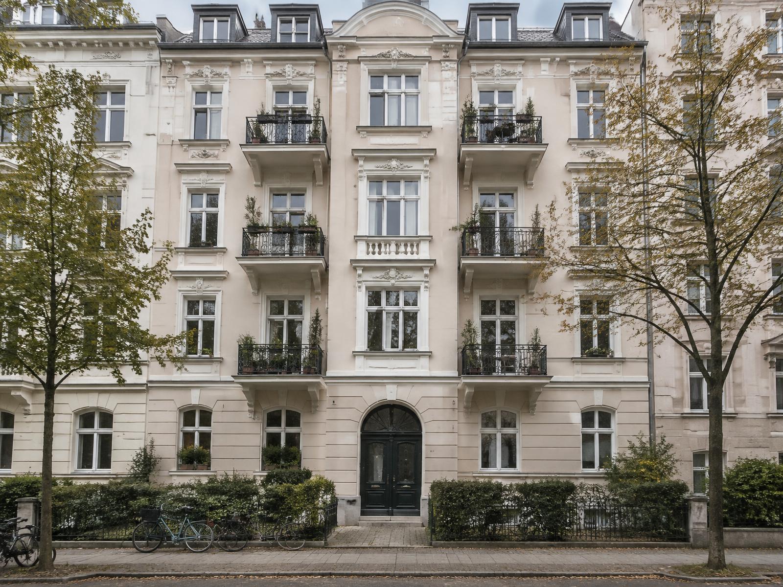 Gepflegtes Münchner Altbau-Mehrfamilienhaus mit Balkonen und Vorgarten