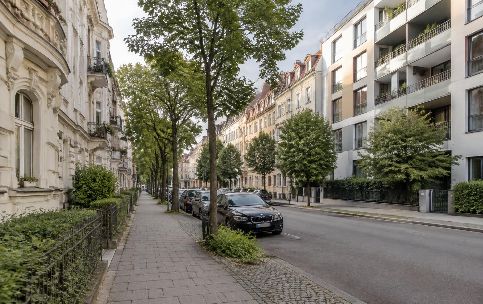 Münchner Wohnstraße mit Altbauten und modernen Mehrfamilienhäusern